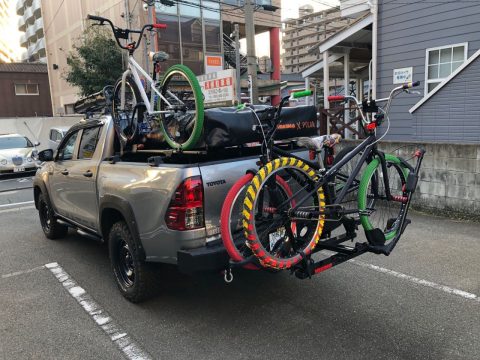 ハイラックス　サイクルキャリア　自転車積んだ状態の写真